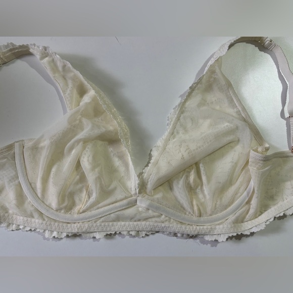 Le Mystere Buttercream White Lace Allure Convertible Plunge Bra 32DD - Picture 9 of 12